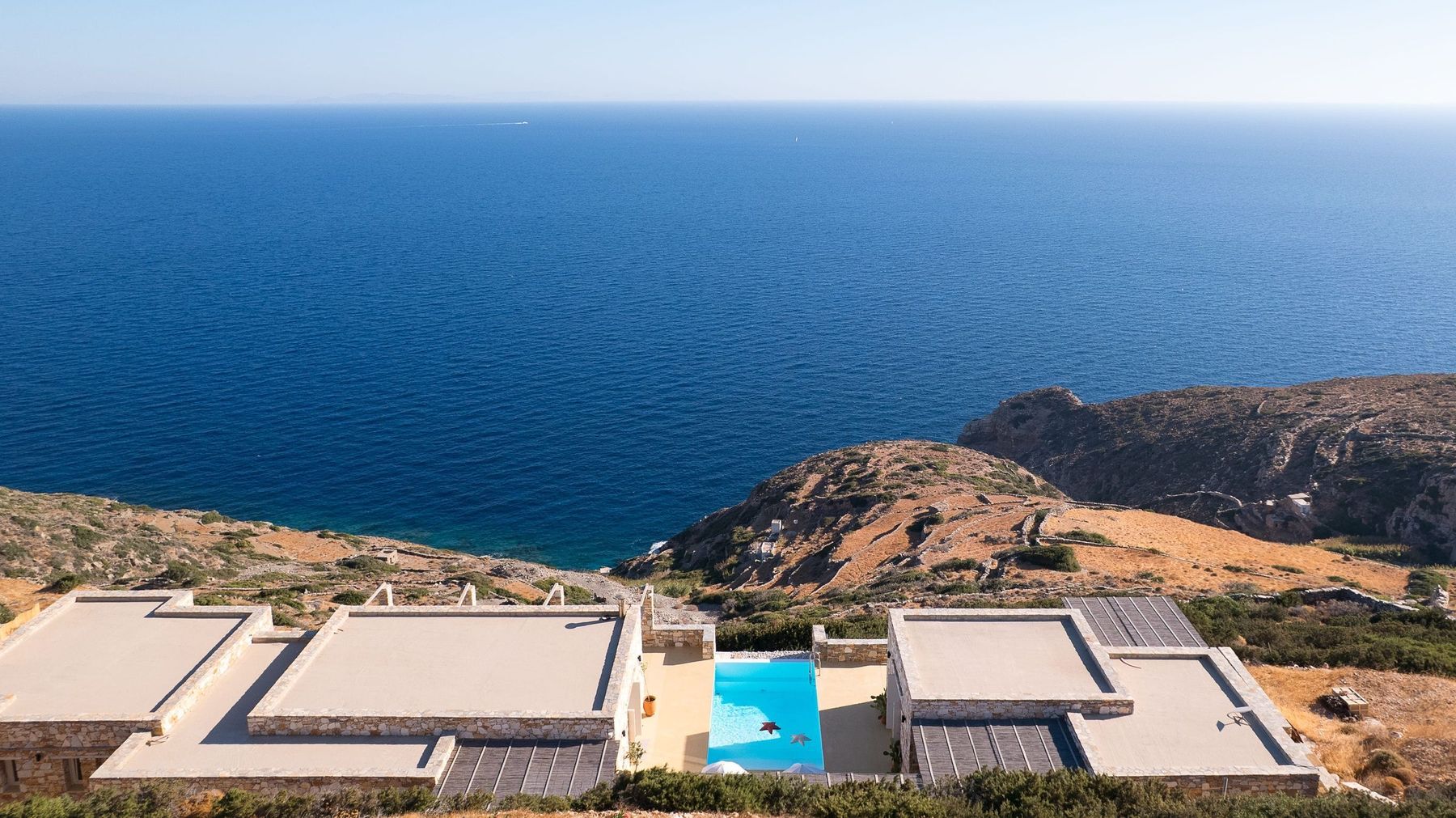 The house and its pool seen from directly above