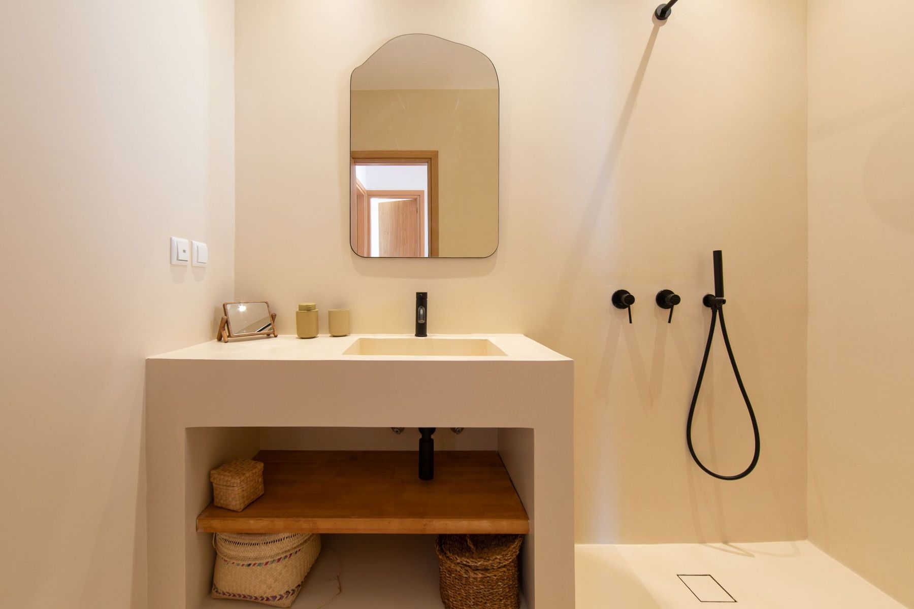 Plaster basin with a mirror and open shelf