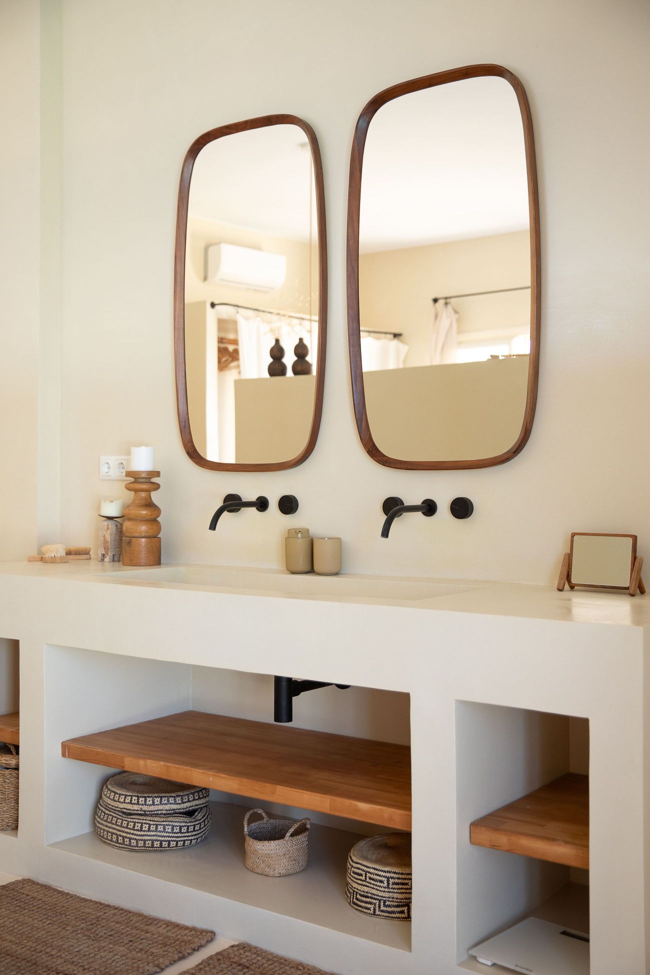 Double basin under two arched mirrors