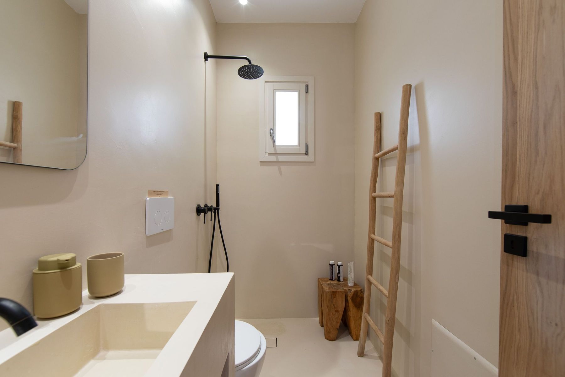 Walk-in shower in polished plaster