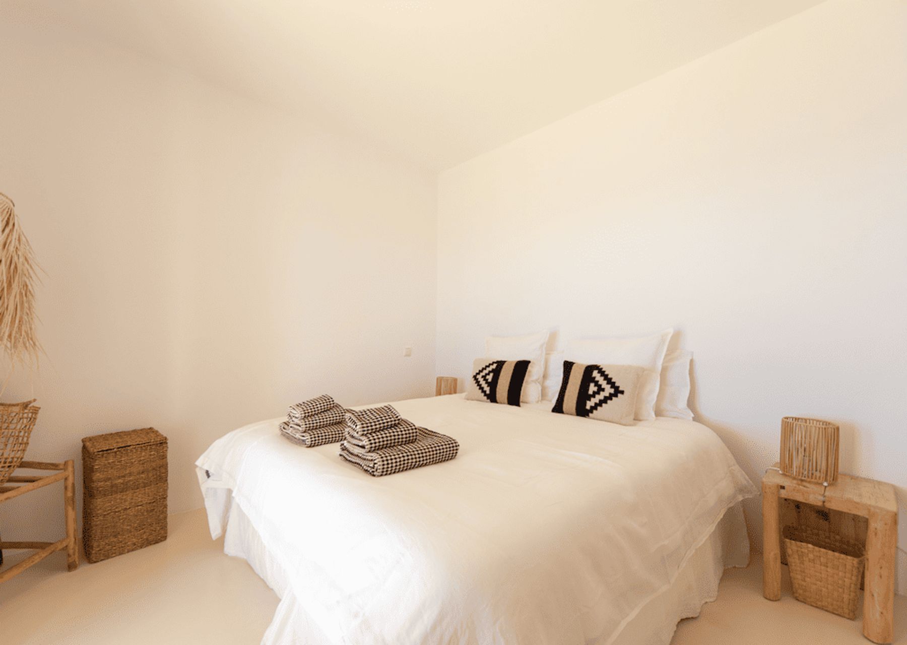 Twin bedroom in white plaster