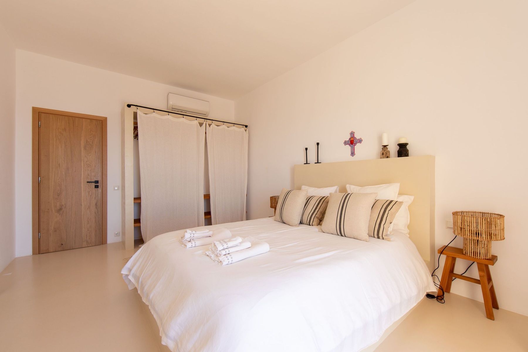 Bedroom in white plaster and pale oak